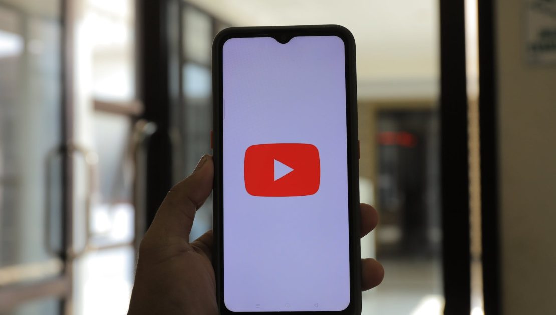 uno smartphone con un logo di youtube