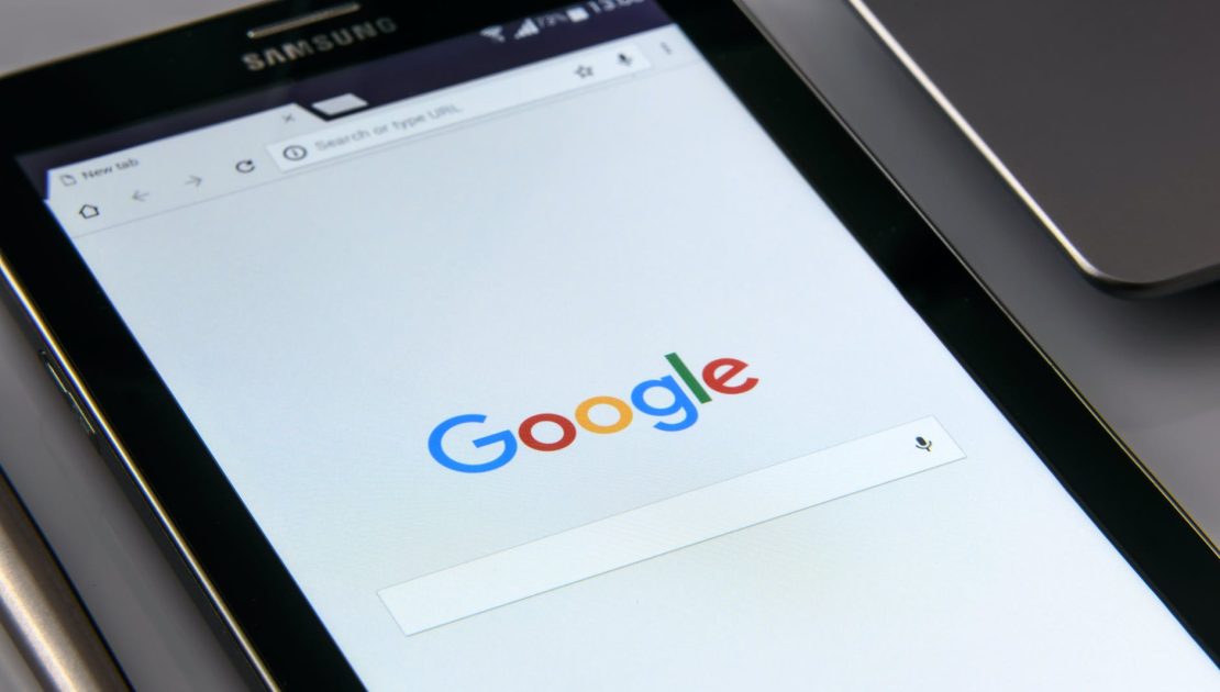 must samsungi tahvelarvuti ekraanil kuvatakse Google'i brauser