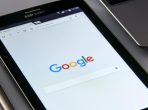 zwarte samsung-tablet geeft google-browser weer op het scherm