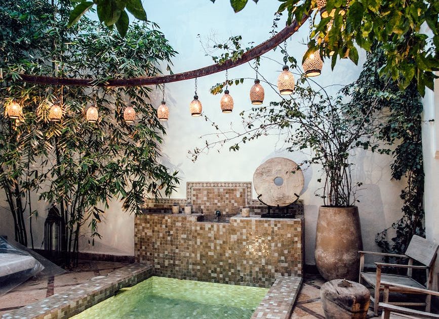 trooppinen kylpylä, jossa on marokkolainen kylpyallas