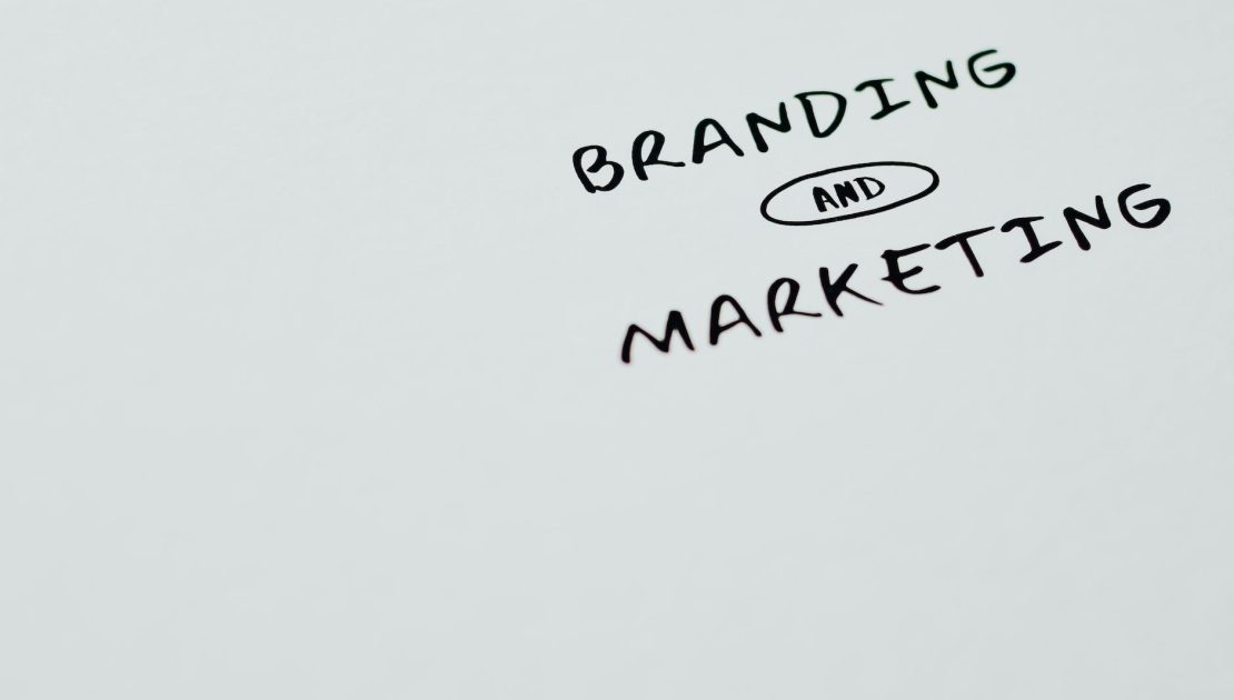 Branding- und Marketingtext auf einer weißen Fläche