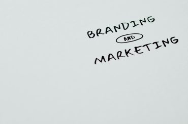 značky a marketingový text na bílém povrchu