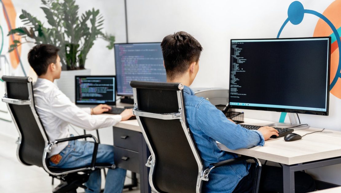 хора, използващи компютри на работа