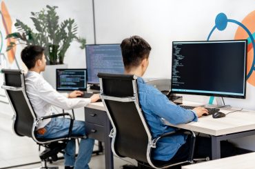 personnes utilisant des ordinateurs au travail