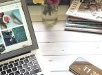 Букет цветов MacBook Air и журналы на белом столе