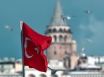 Крупный план развевающегося турецкого флага