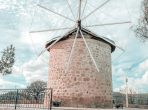 antiguo molino de viento en la ciudad de alacati