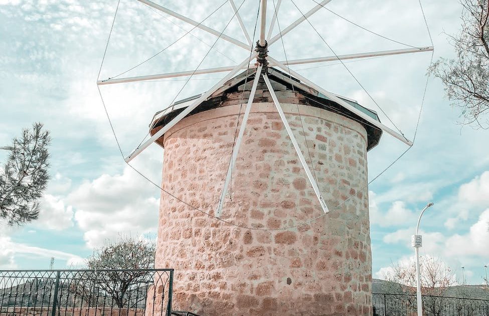 ancien moulin à vent dans la ville d'alacati