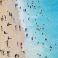 mensen zwemmen op het strand
