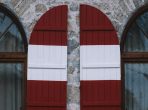 سرخ اور سفید لکڑی کا دروازہ