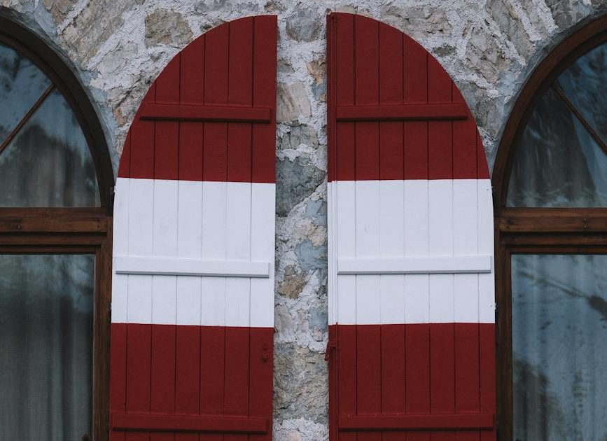 rode en witte houten deur