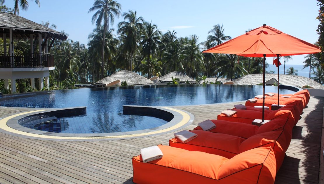 hotel leisure palm trees pool